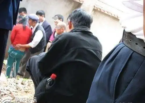 妇女为老人服务无耻一幕:服务一次10元(组图)