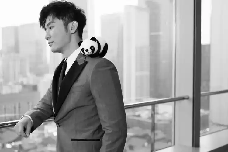 李晨沉稳绅士写真图片,分享一组李晨图片给大家,图中的明星图片壁纸会