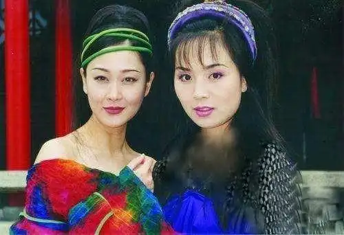 演员叫于佳卉,1999年在张智霖,蒋勤勤主演的武侠古装剧《白发魔女》中