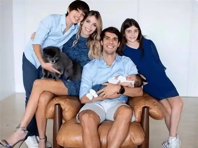 41岁卡卡近况:小13岁二婚女子身材时尚,前妻让人可惜_巴西_比赛场