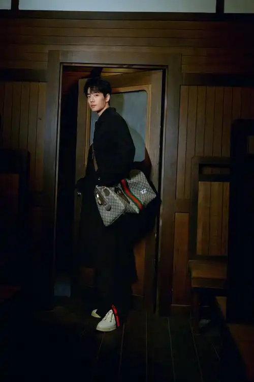 肖战米兰时装周#身穿gucci黑色大衣的全球代言人@x玖少年团肖战