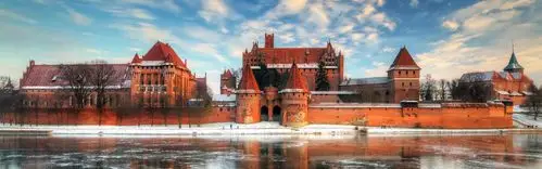 旅行到波兰,城堡,湖,水中倒影,冬天,雪 壁纸