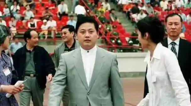 浙江首富王均瑶:白手起家,38岁患癌离世,17岁儿子继承亿万家产_温州