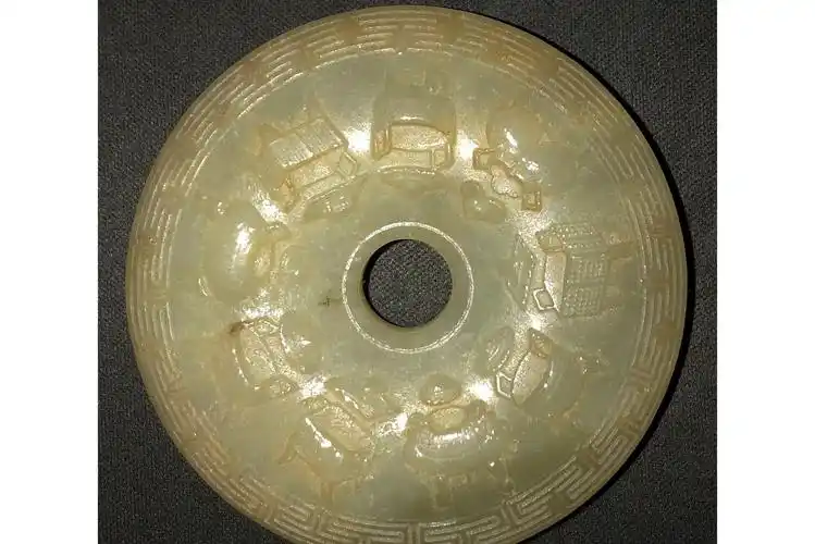 p>九鼎玉佩是中国古代最被帝王重视的玉器配饰,表面雕刻有九个鼎.