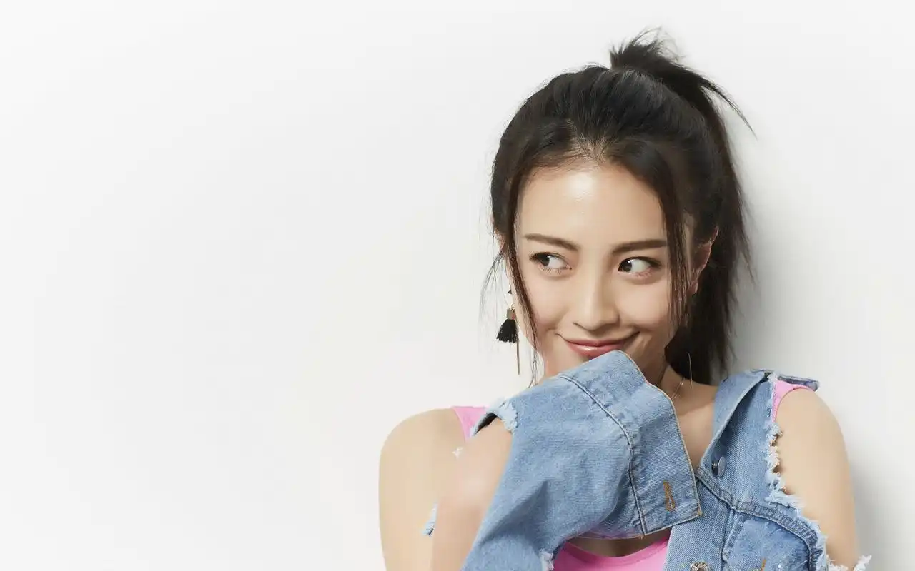 包文婧时尚性感写真高清桌面壁纸