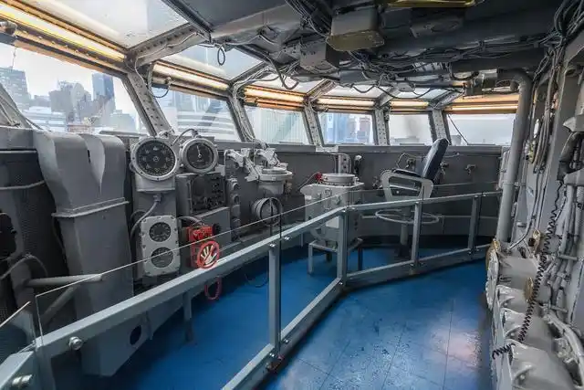 航海舰桥内部航海舰桥(上)与指挥舰桥(下)四联装40毫米防空炮操舵室