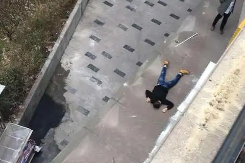 何其无辜女子坠楼刚好砸摩托自己当场死亡车上两女童1死1伤