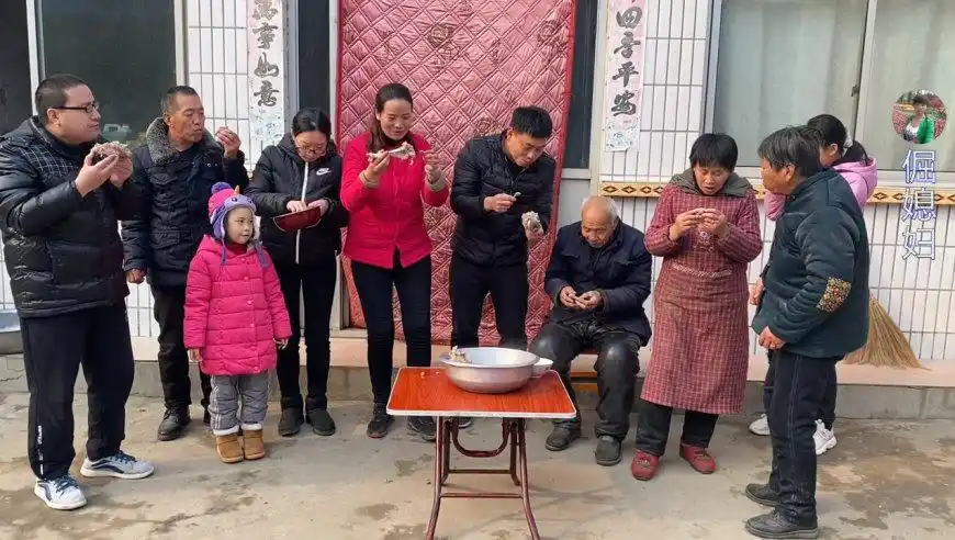 倔媳妇家过年铁锅炖大肉,全家齐聚吃的喷喷香,过年的感觉真好