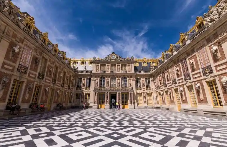 古典主义风格建筑,曾作为法兰西宫庭长达107年,世界五大宫殿之一,是