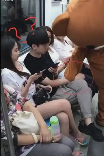 一小哥当着"布朗熊"摸女友大腿,谁料它接下来的动作笑翻众人!