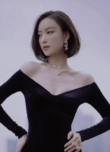 倪妮深v黑丝绒长裙秀诱人曲线 天鹅颈直角肩女人味足