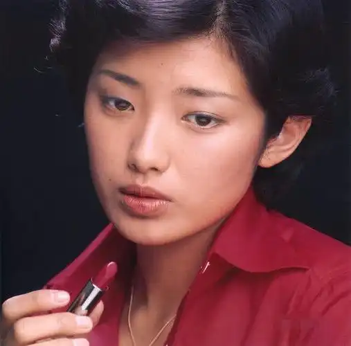 山口百惠拍照姿势很独特,勾项链,拿口红,各种凹造型!