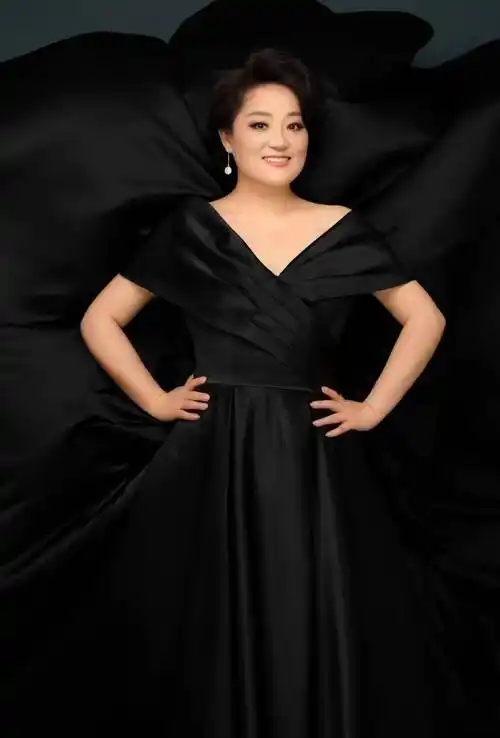 一边活跃在舞台的她不断地追求进步,在著名男低音歌唱家lászló