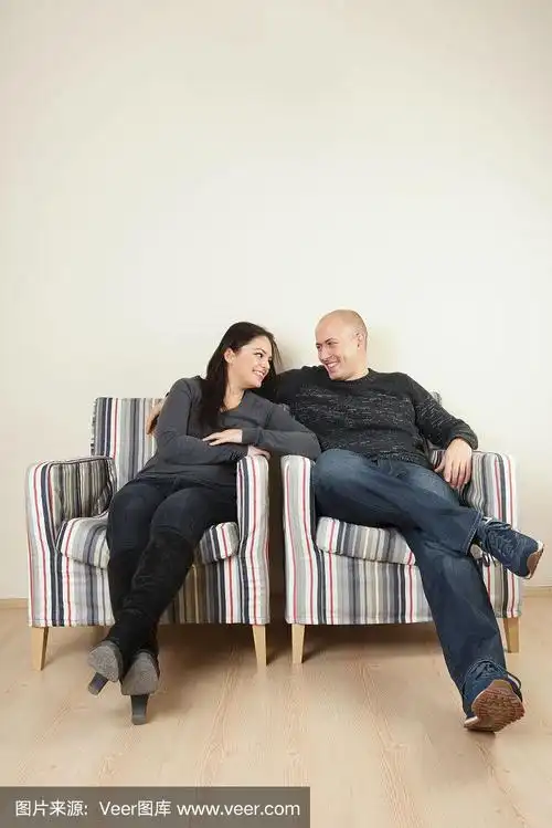 异性恋,幸福,两腿在脚踝处交叉,二郎腿,垂直画幅