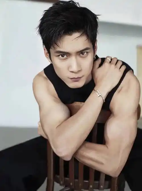 但他努力奋发,变成了高瘦的男神,在《河神》中多次展示身材,拍摄画报