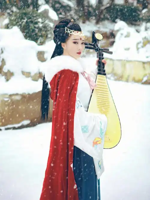 西安古风写真雪花和斗篷搭配拍的太美了