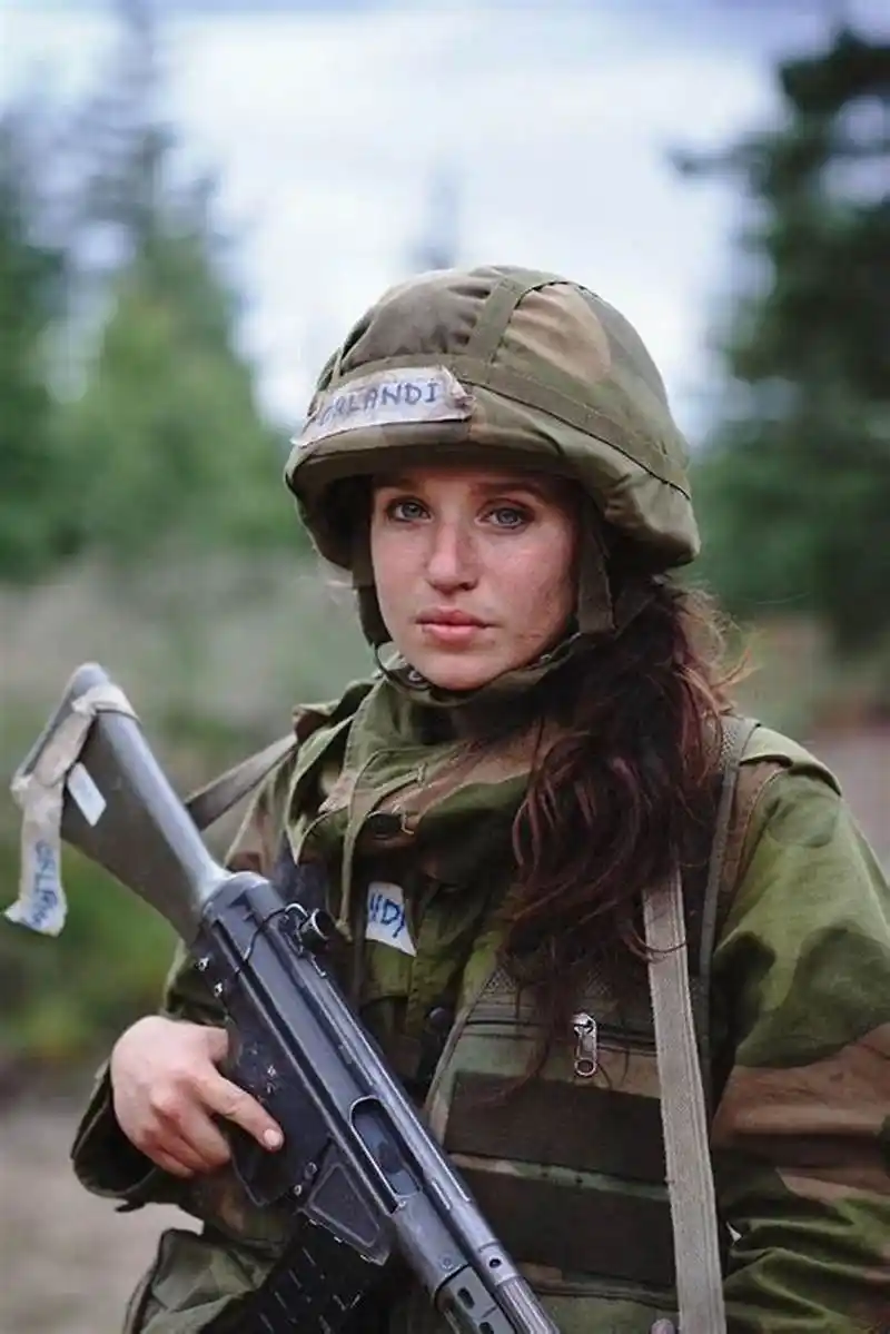 盘点一下乌克兰的美女士兵们.网友:敌军可能舍不得开枪