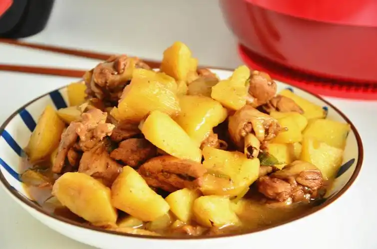 下饭神器土豆炖鸡香甜软糯鲜嫩入味食材简单成本低美味