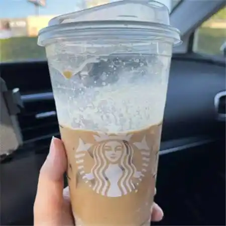手拿星巴克图片真实实拍手拿星巴克图片适合发朋友圈