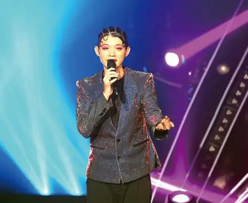 霍尊身价飙至30多万获父母护航干爹刘欢保驾