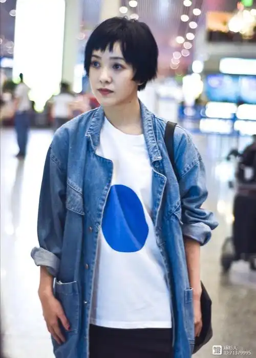 郭采洁短发现身穿皮衣配开衫好好的清纯风随性到真像窦靖童