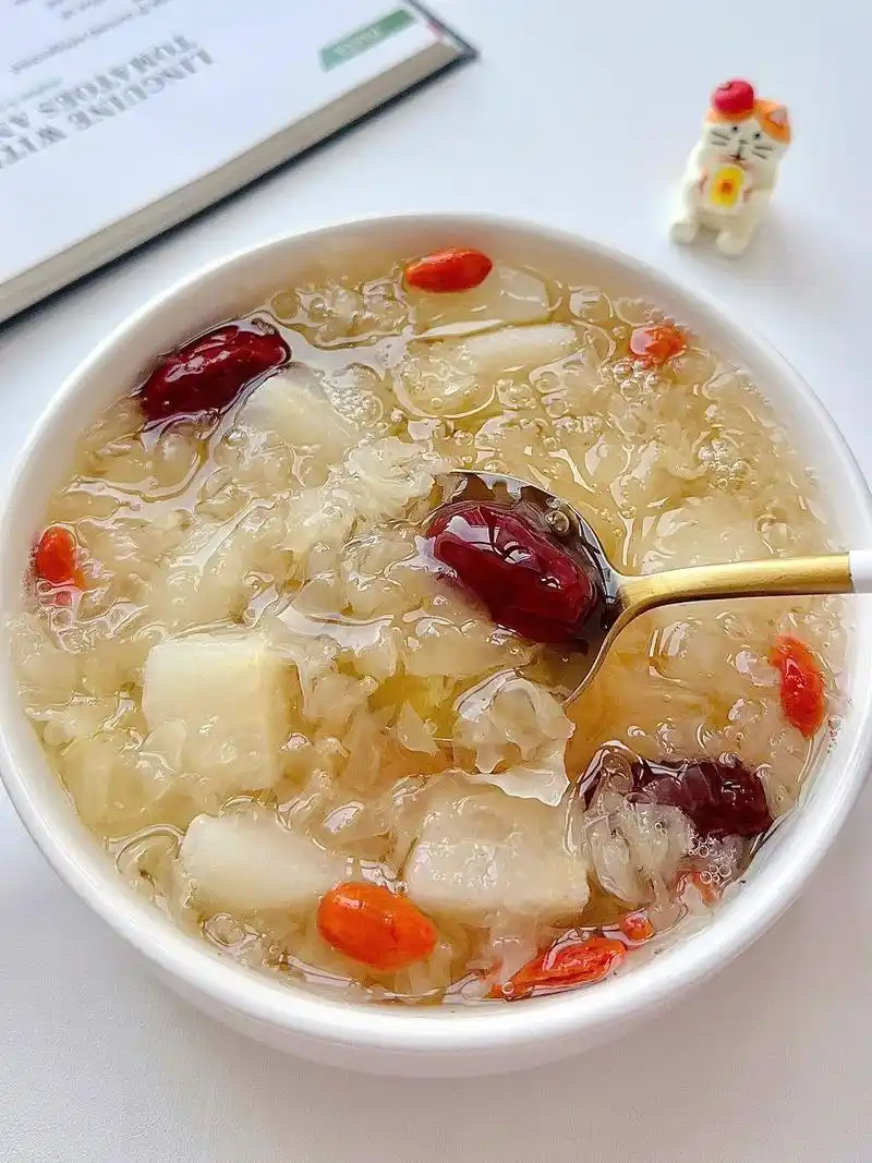 雪梨银耳羹 食材: 雪梨,银耳,红枣,枸杞,冰糖 做法: ①银耳提前泡发