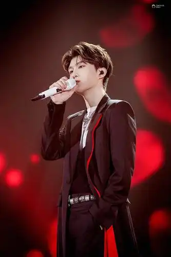 发几个我喜欢的范丞丞的舞台图