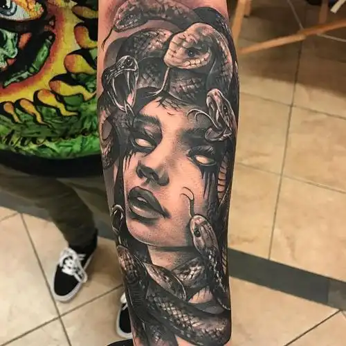 小臂黑灰写实美杜莎纹身图案