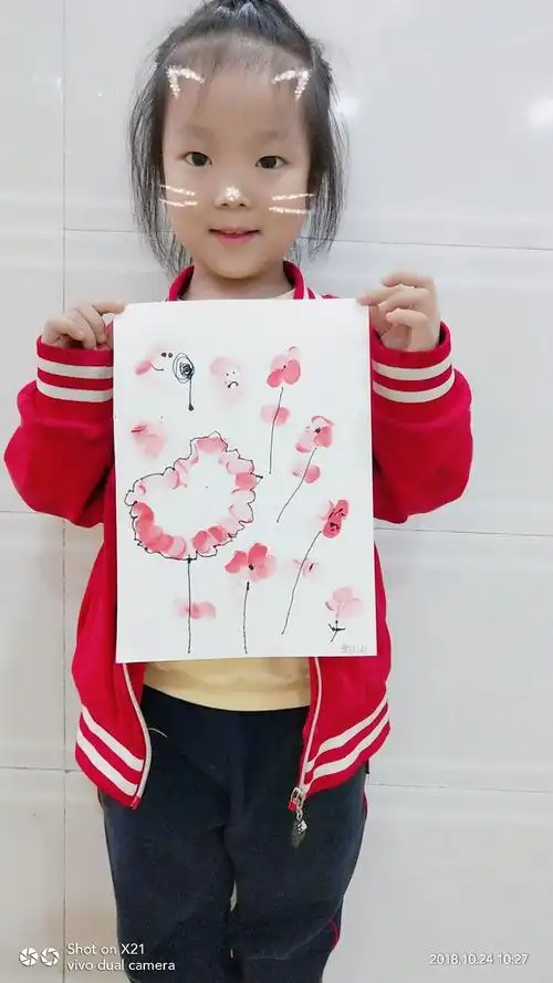 手印变成了小花园,到处都是小花朵