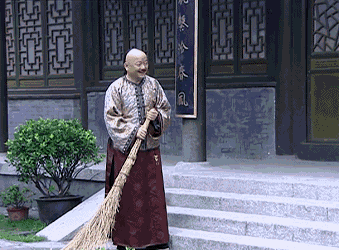 何绅gif大扫帚gif撒腿就跑gif搞笑gif