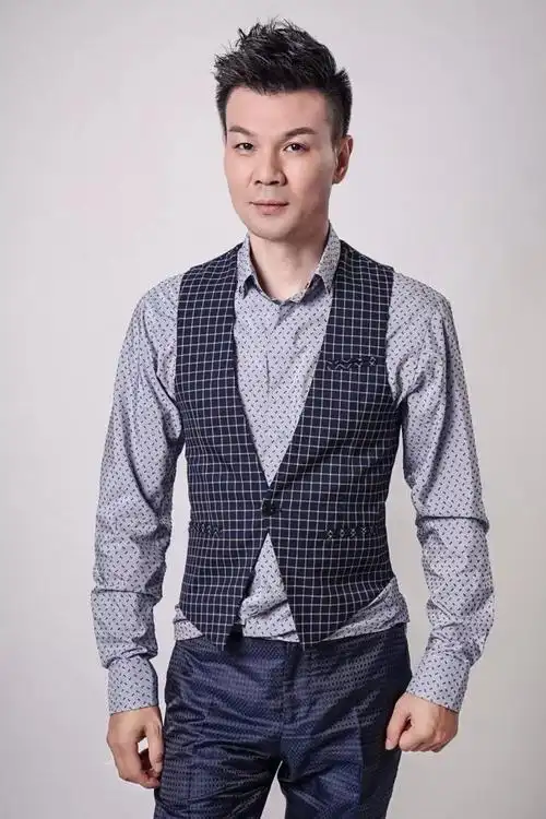 安徽卫视主持人李彬生重病退圈两年罕见晒近况眼睛肿成一道缝