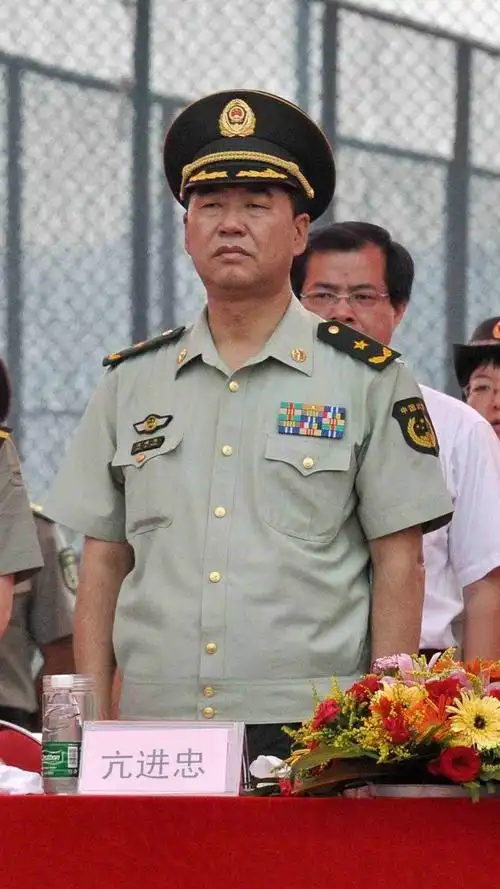 曾任武警森林指挥部政委.