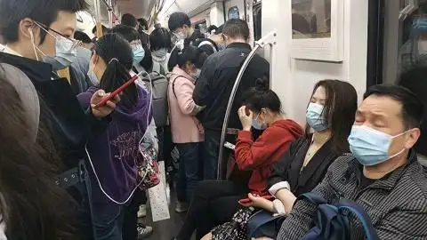 今早武汉地铁三号线人有点多有点挤还有人争座位