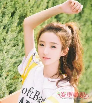 女生斜刘海双扎马尾辫发型