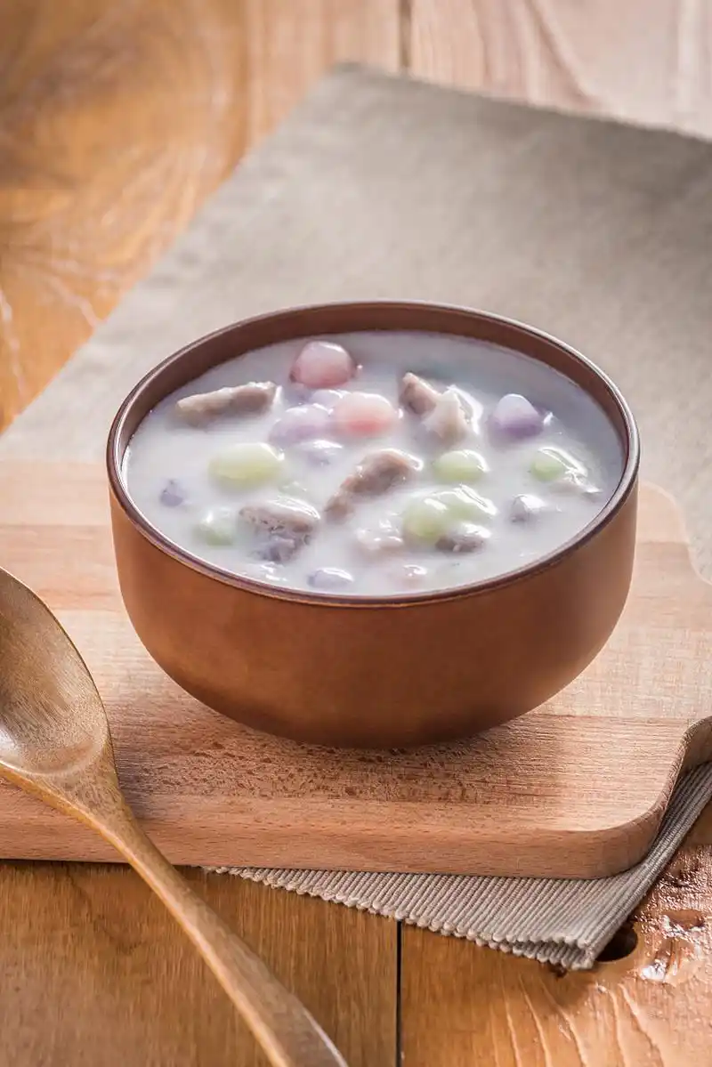 慢性结肠炎食疗小方法:"莲子扁豆粥" 材料包括莲子肉,炒扁豆,炒扁豆