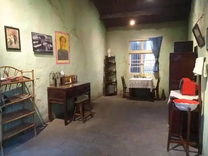 二十世纪七十年代的矿工家庭二十世纪五六十年代的矿工宿舍此外,记者