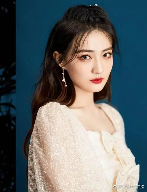 近年来,中国内地女演员徐璐凭借出色的演技和独特的魅力在影视界走红.