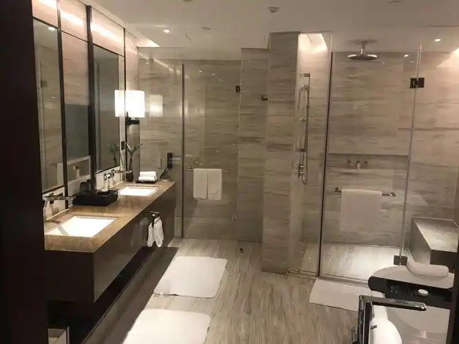 淋浴间也是超大的,淋浴房和浴缸也配了