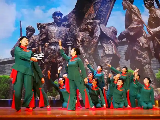 舞蹈《映山红》用舞蹈的形式表现一种深深的革命情结和红军的英雄气概