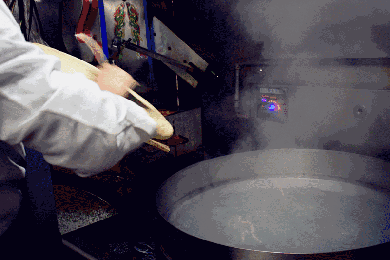 现在制作刀削面都是放在一个木制托板上,我记得刀削面刚进入登封时,我