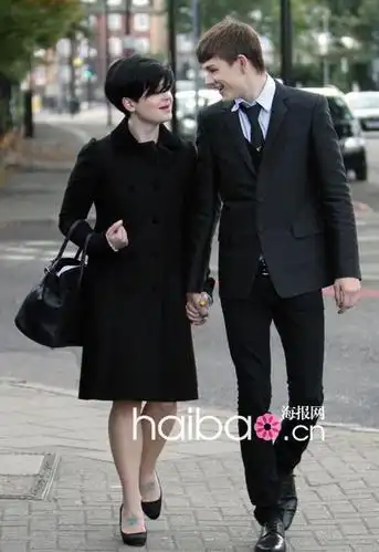 关于凯莉·奥斯本 (kelly osbourne) 与卢克·沃洛 (luke worrall) 的