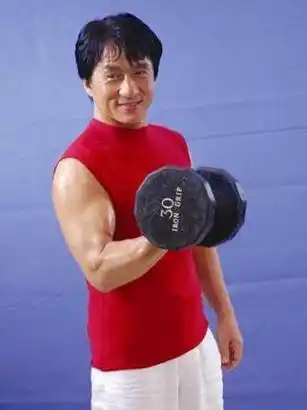 成龙说:李小龙当年和我的肌肉差不多,他只是被后人神化了