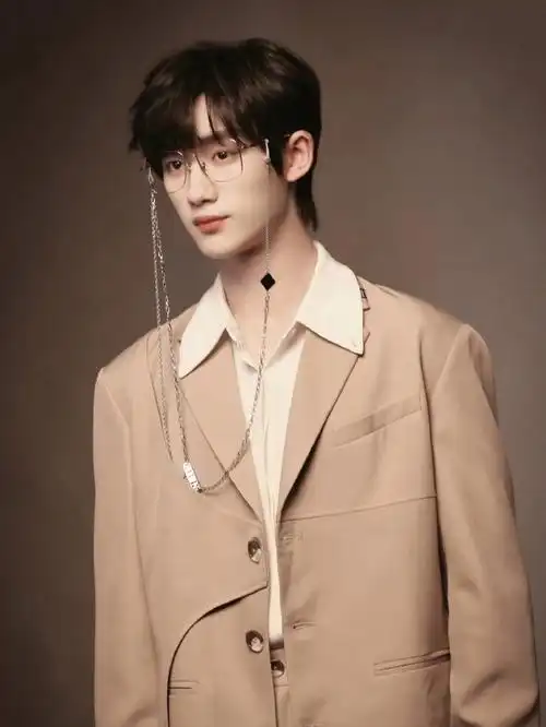 丁程鑫海俪恩眼镜代言金丝眼镜配西装好绝