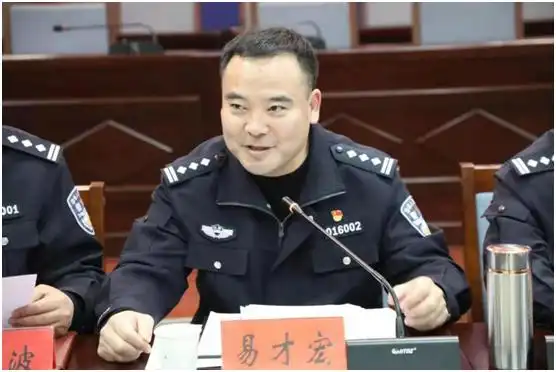 代表们身带大红花,接受万剑波同志为他们颁发的从警纪念章及退休证书