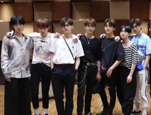 像创2男团,哇唧唧哇公司六个人参加选秀,最后有五个人出道,要说自家