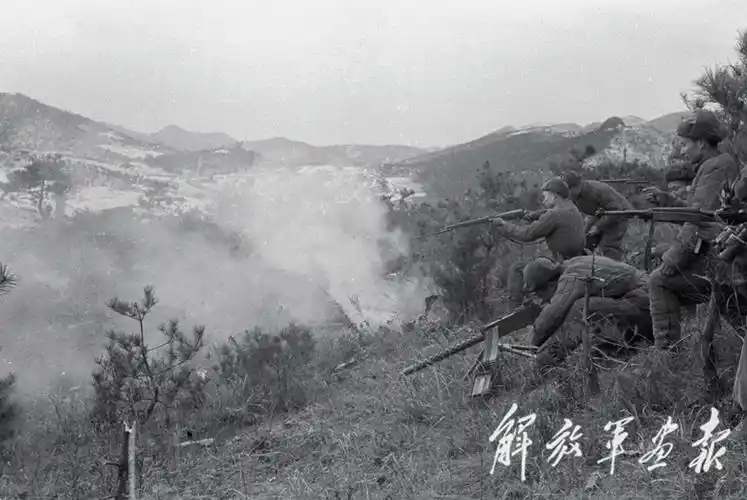 1950年11月初,云山战役中,志愿军某部四连战士向敌阵地冲锋.