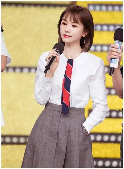 原创162cm王子文剪了短发真高级白衬衫搭百褶裙减龄时髦显高显瘦