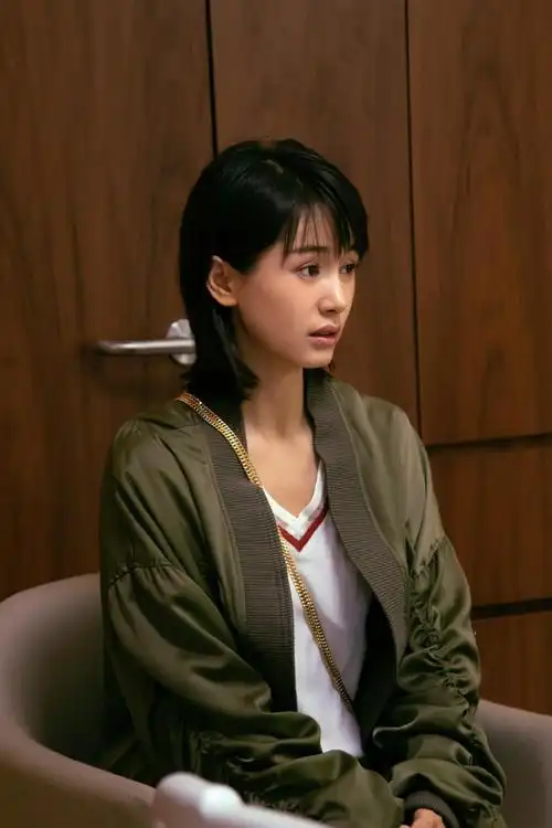 王子文晒出蝴蝶雀斑妆眼角渐现鱼尾纹甜美笑容依然女神范十足