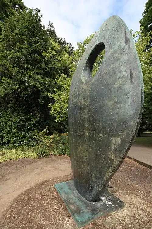 file:barbara hepworth single form battersea.jpg