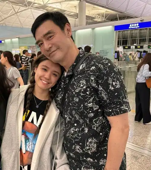 钟镇涛妻子旗袍装亮相,52岁依旧风韵犹存 钟镇涛与妻子范姜素贞携家人